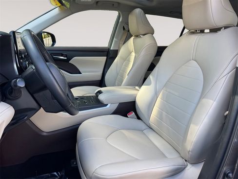 Used 2022 Toyota Highlander XLE image 9