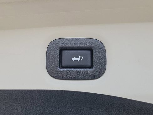 Used 2018 Nissan Rogue SV AWD/4WD image 18