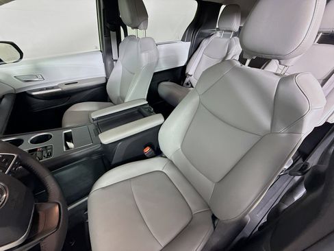 Used 2025 Toyota Sienna XLE FWD image 26