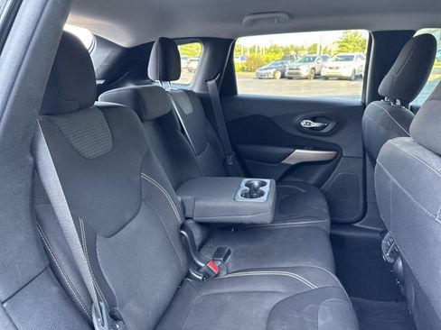 Used 2017 Jeep Cherokee Latitude w/ Safety/Convenience Group FWD image 14