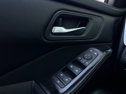 Used 2025 Nissan Rogue SV image 21