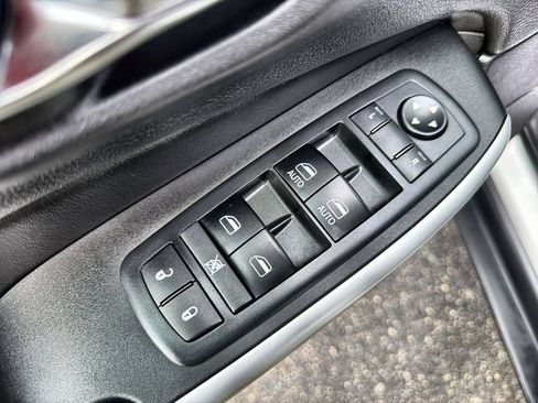 Used 2017 Jeep Cherokee Trailhawk AWD/4WD image 15