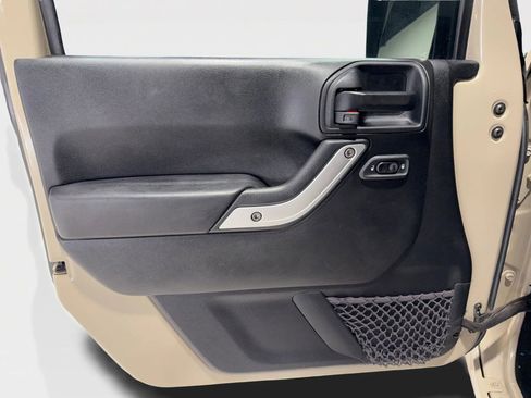 Used 2018 Jeep Wrangler Rubicon w/ Power Convenience Group image 18