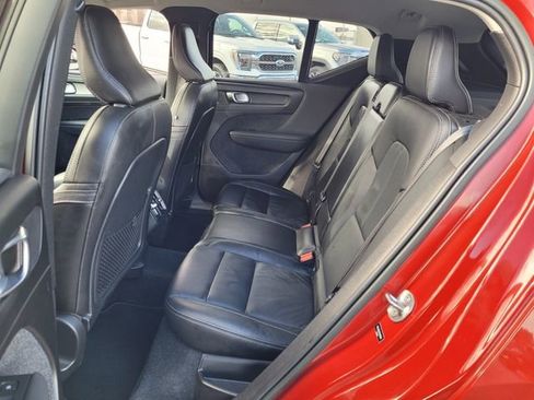 Used 2023 Volvo XC40 B5 Core image 9