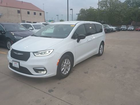 Used 2025 Chrysler Pacifica Select image 1