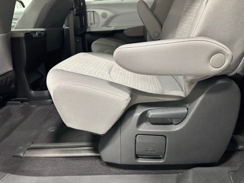 Used 2025 Toyota Sienna LE image 44