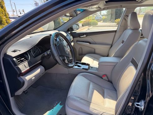Used 2012 Toyota Camry XLE w/ Leather Pkg image 11