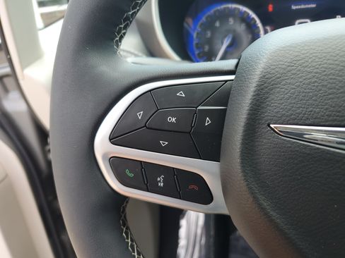 Used 2024 Chrysler Pacifica Touring-L FWD image 11