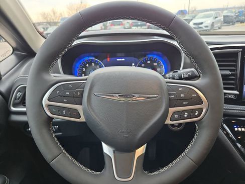 Used 2025 Chrysler Pacifica Select image 21