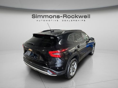 Used 2025 Chevrolet Trax LT w/ LT Convenience Package image 5