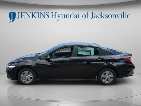New 2025 Hyundai Elantra SE FWD image 5