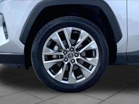 Used 2019 Toyota RAV4 XLE Premium FWD image 11