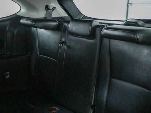 Used 2024 Toyota Highlander XLE FWD image 27
