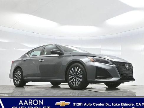 Used 2024 Nissan Altima 2.5 SV FWD image 2
