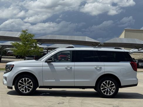 Used 2025 Ford Expedition Platinum AWD/4WD image 3