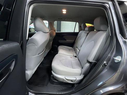 Used 2022 Toyota Highlander LE image 19
