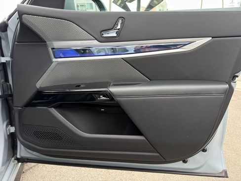 Used 2023 BMW 760i xDrive w/ Executive Package image 29