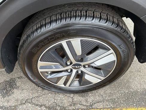 Used 2022 Kia Niro EX FWD image 9