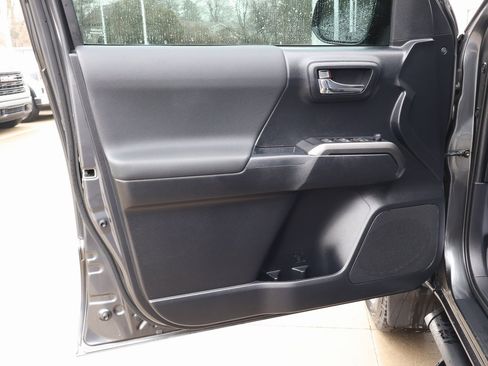 Used 2019 Toyota Tacoma TRD Sport w/ Technology Package image 11