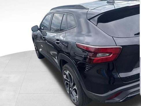 Certified 2024 Chevrolet Trax RS w/ Sunroof Package FWD image 4