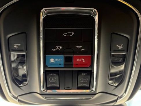 Used 2025 Jeep Grand Cherokee Altitude AWD/4WD image 28