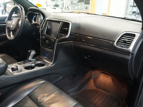 Used 2018 Jeep Grand Cherokee Overland AWD/4WD image 14
