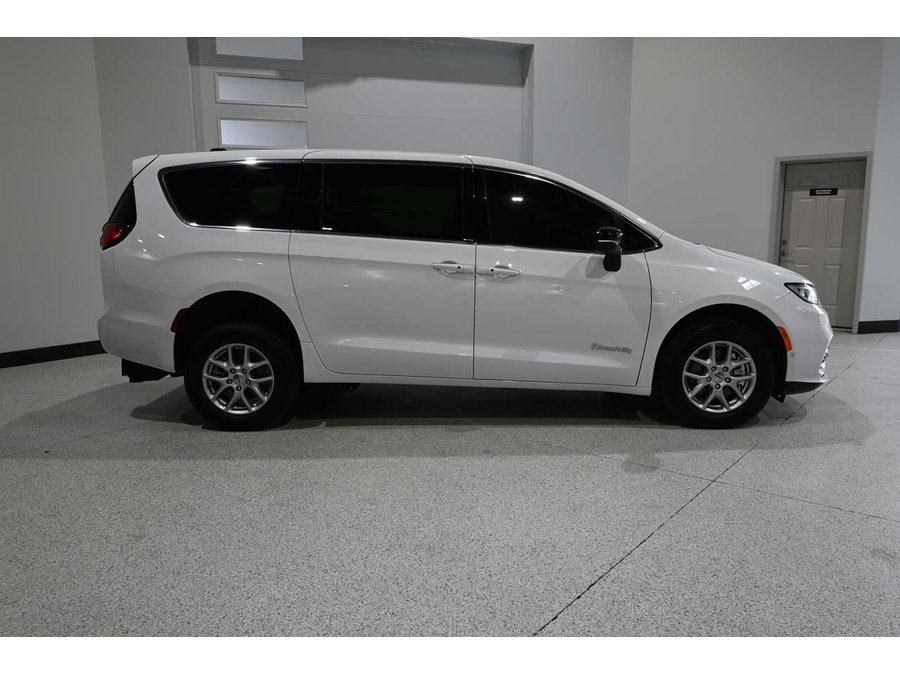 Used 2025 Chrysler Pacifica Select FWD image 5
