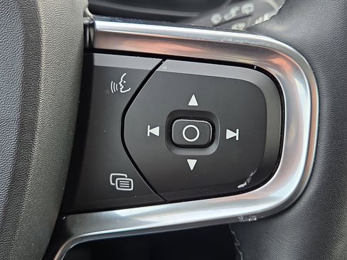 Used 2025 Volvo XC40 B5 Plus image 22