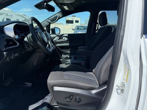 Used 2024 Chrysler Pacifica Touring FWD image 15