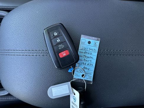 Used 2022 Toyota RAV4 XLE Premium image 27