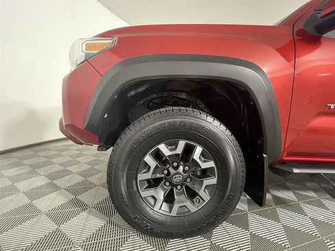 Used 2017 Toyota Tacoma TRD Off-Road w/ Premium & Technology Package AWD/4WD image 24