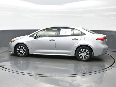 Used 2022 Toyota Corolla LE FWD image 3