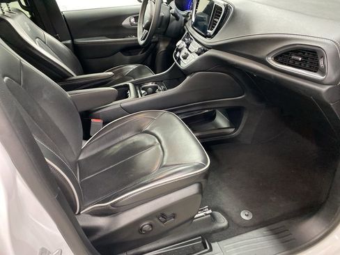 Used 2025 Chrysler Pacifica Limited image 32