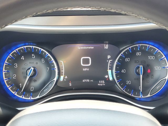 Used 2023 Chrysler Pacifica Touring-L FWD image 12