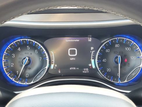 Used 2023 Chrysler Pacifica Touring-L FWD image 12