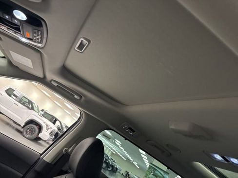 Used 2025 Kia Carnival SX Prestige FWD image 16