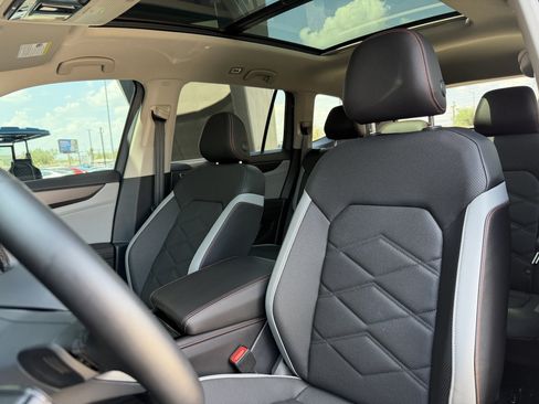 Used 2025 Volkswagen Atlas Peak Edition SE AWD/4WD image 33