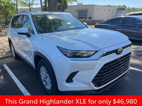 Used 2025 Toyota Grand Highlander AWD image 3
