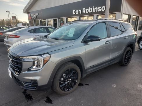 Used 2024 GMC Terrain SLE w/ Driver Convenience Package image 2