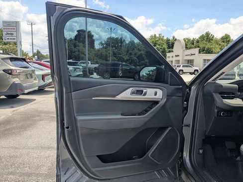 Used 2025 Ford Explorer Active RWD image 11