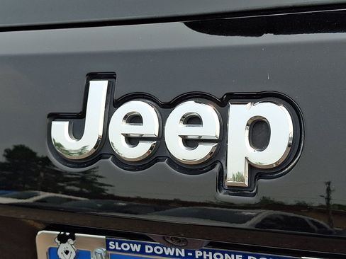 Used 2021 Jeep Grand Cherokee Laredo AWD/4WD image 28