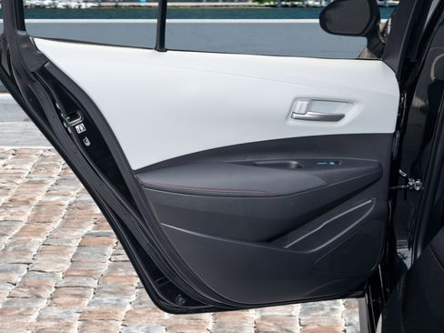 Used 2025 Toyota Corolla SE w/ SE Premium Package image 11