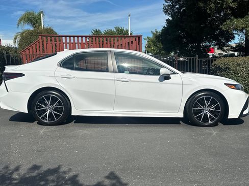 Used 2023 Toyota Camry SE image 3