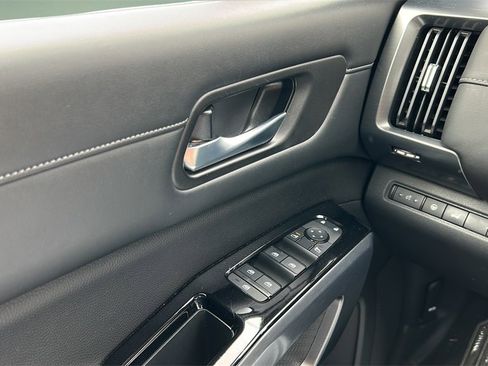 Used 2022 Nissan Pathfinder SL image 18