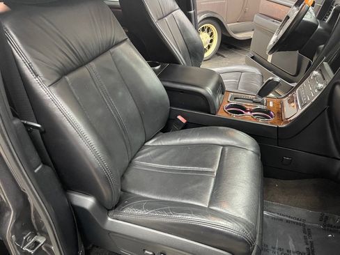 Used 2016 Lincoln Navigator Select RWD image 23
