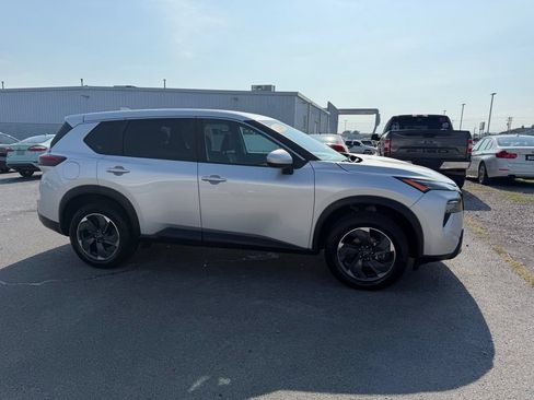 Used 2024 Nissan Rogue SV FWD image 2