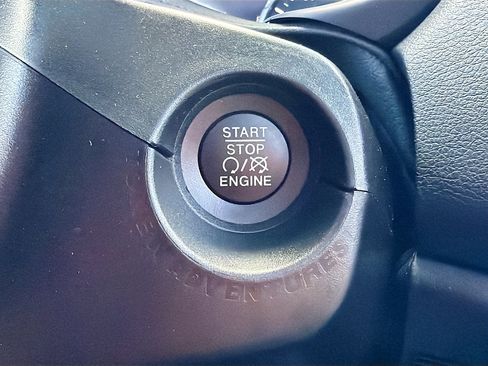 Used 2021 Jeep Renegade Latitude w/ Sun & Sound Group FWD image 9