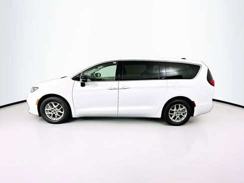 Used 2024 Chrysler Pacifica Touring-L FWD image 4