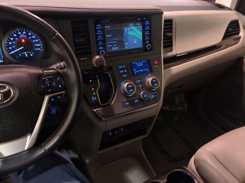 Used 2019 Toyota Sienna XLE image 21