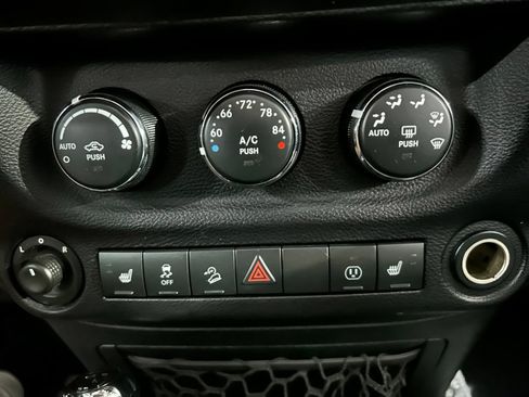Used 2015 Jeep Wrangler Unlimited Rubicon AWD/4WD image 26